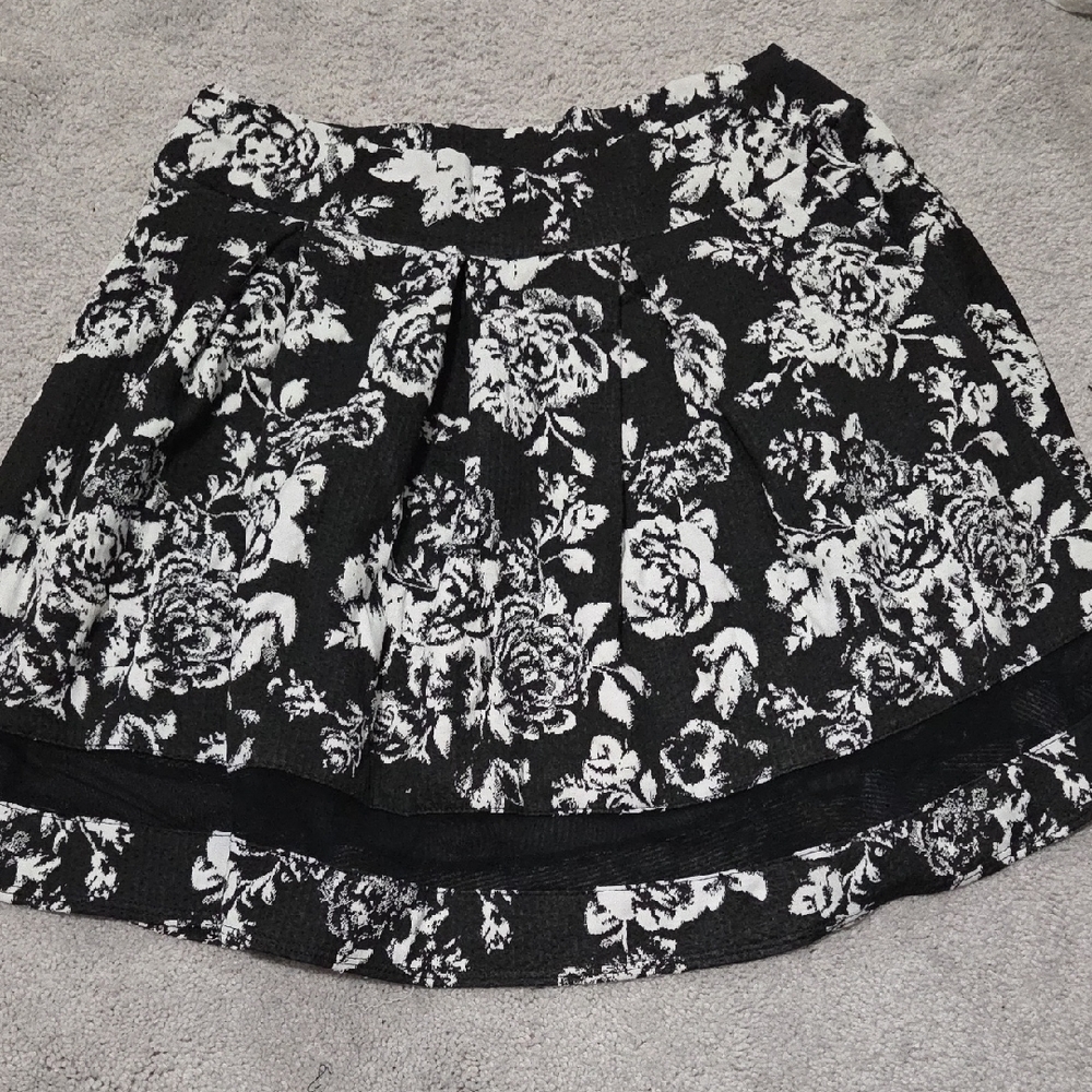🌻4 For $20🌻Rue21 Black and White Floral Mini Skirt
